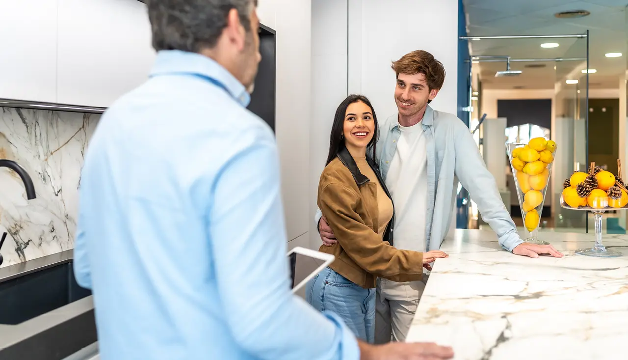 Möbelverkäufer berät Kunden